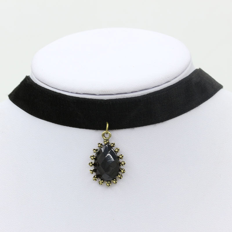 Collana girocollo Gothic Lolita con fascia in velluto, accenti floreali e geometrici, ciondolo in lega per donna