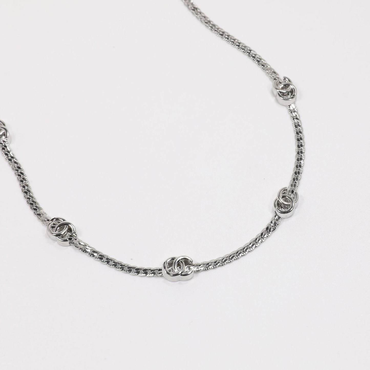 Collana da donna a catena serpente con lettere in ottone placcato oro di lusso