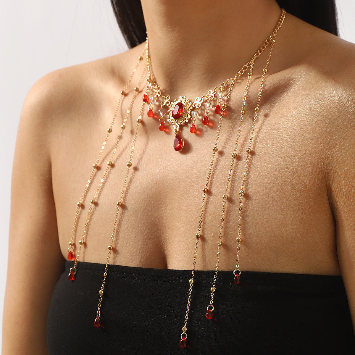 Collana pendente con strass a forma di goccia in stile cinese vintage con catena ondulata da donna