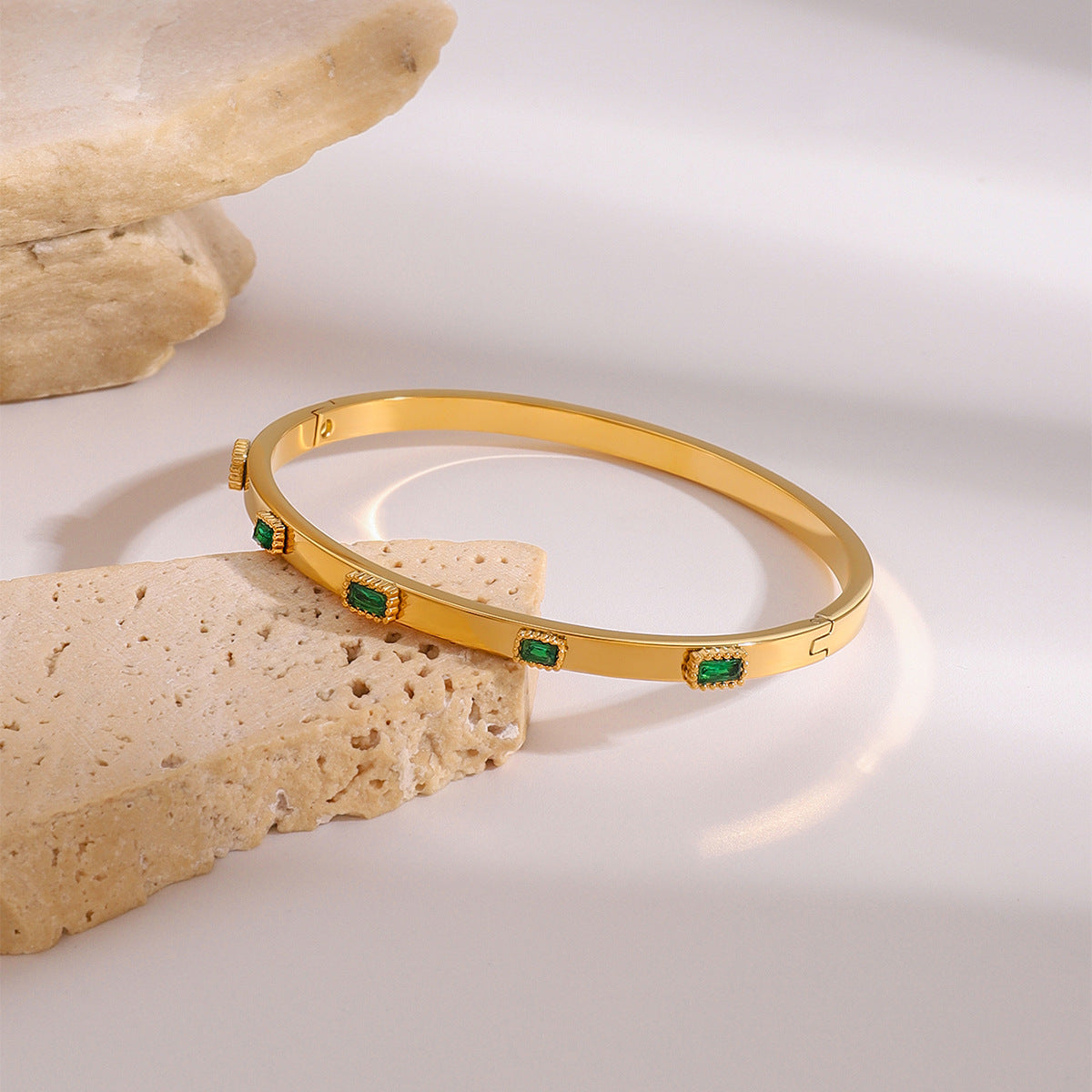 Bracciale alla Moda in Acciaio Inossidabile Geometrico con Zirconia Verde e Finitura Placcata