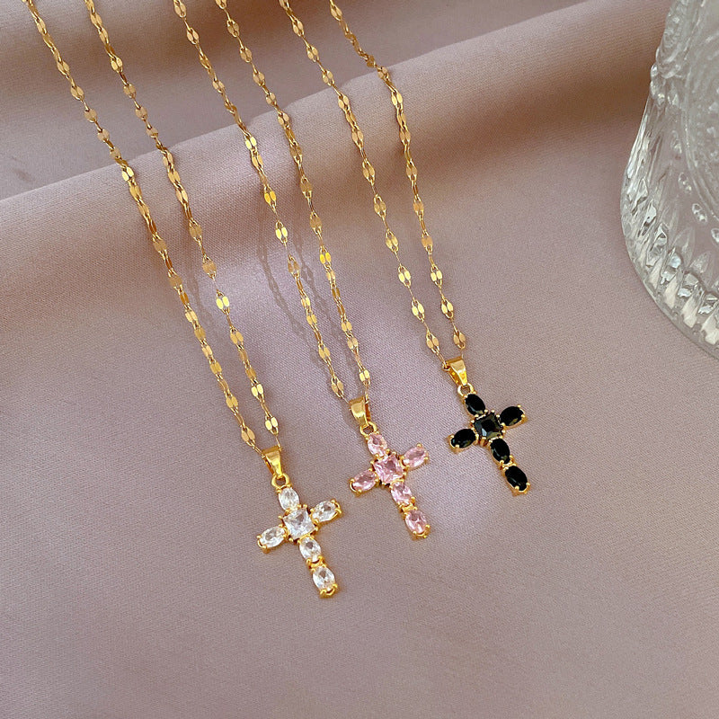 Collana da Donna in Acciaio al Titanio di Lusso con Ciondolo a Croce Geometrico e Catena con Intarsio di Zirconi