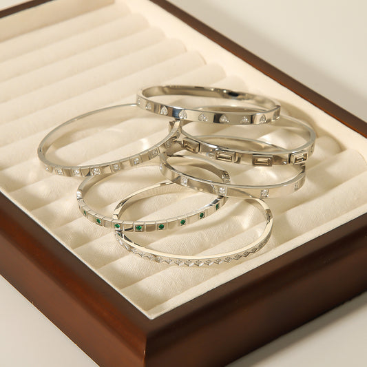 Bracciale minimalista con cuore geometrico quadrato a forma di diamante in acciaio inossidabile placcato oro bianco e strass
