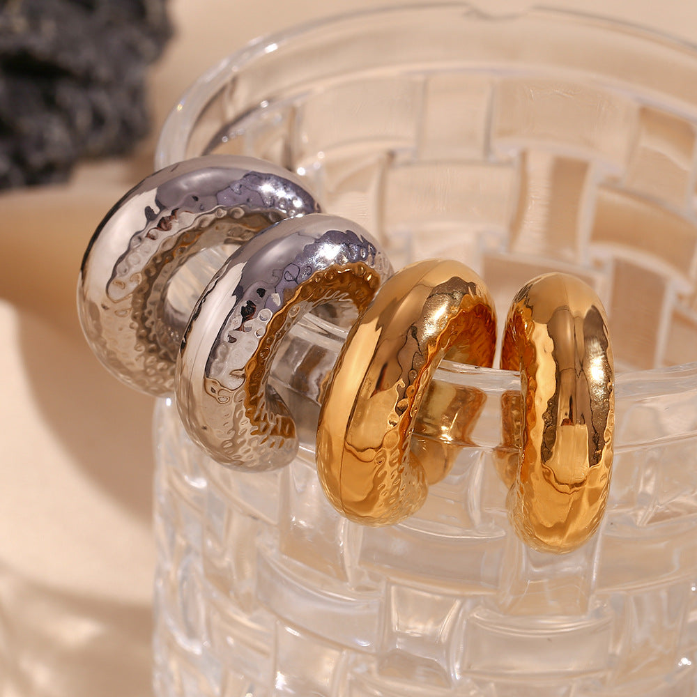 Orecchini a clip minimalisti geometrici in acciaio inossidabile placcati oro 18K e texture martellata da donna