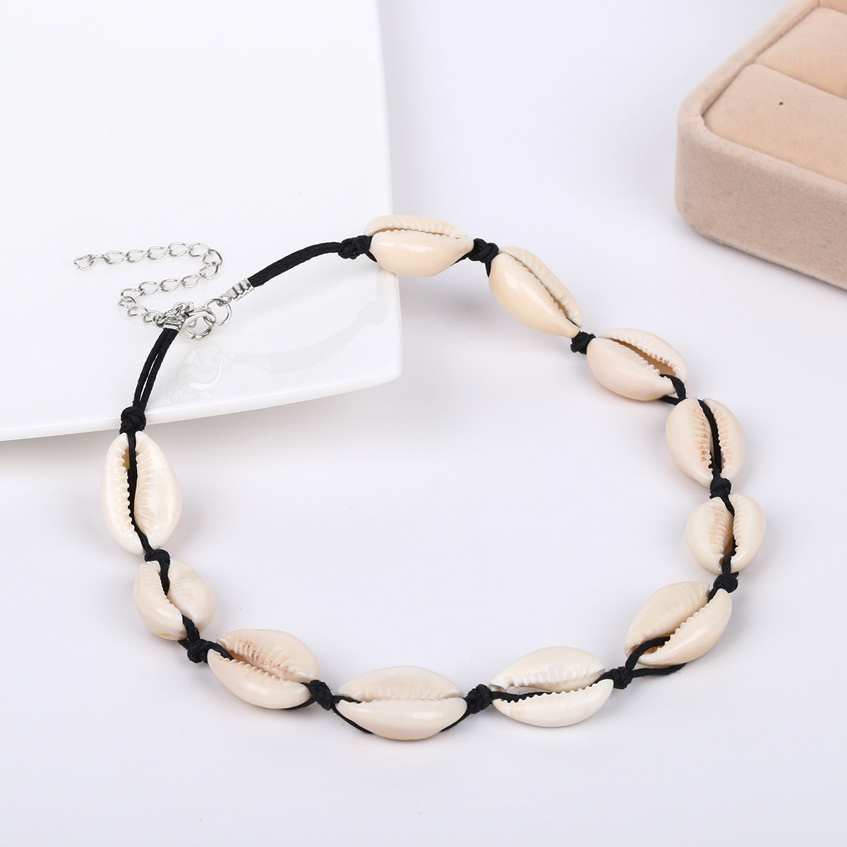 Collana da donna con ciondolo a conchiglia geometrico irregolare in stile vacanza e cordino intrecciato