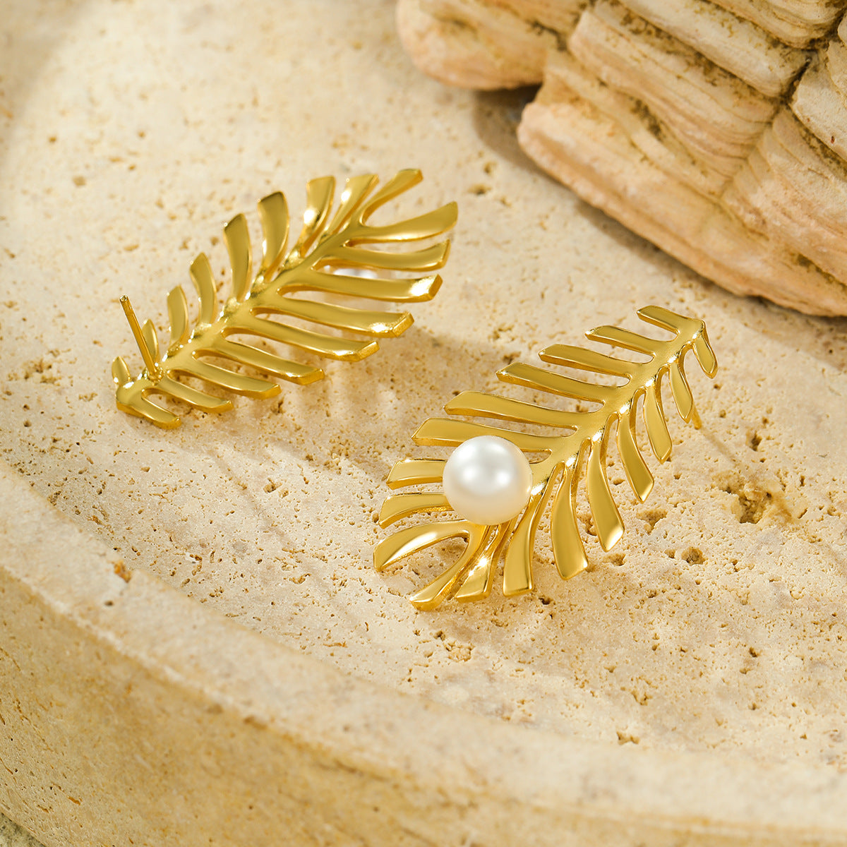 Pendientes de Acero Inoxidable con Forma de Hoja Estilo Vintage con Incrustaciones de Perlas y Baño de Oro de 18K para Mujer