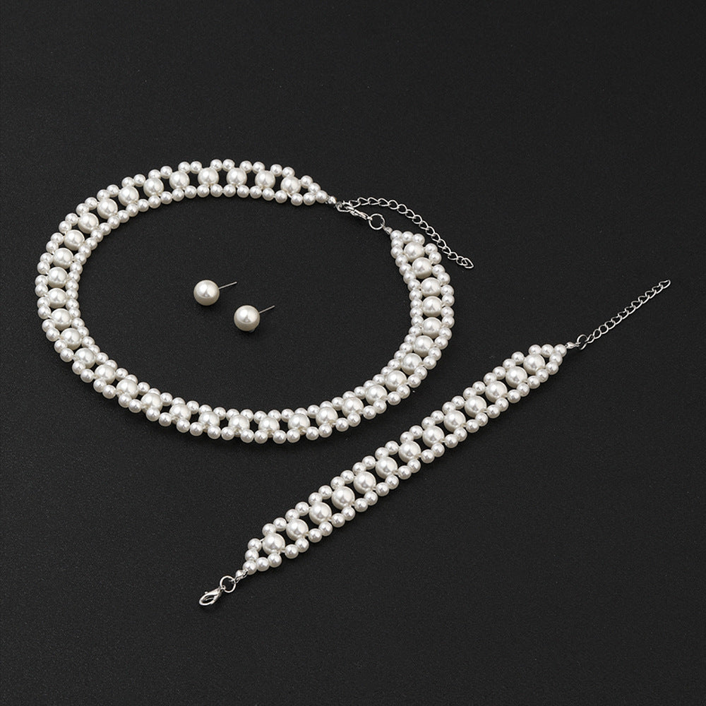 Set di collana a tre strati di perle Minimalist Luxe con orecchini e bracciale abbinati per donna, gioielli placcati con perle finte