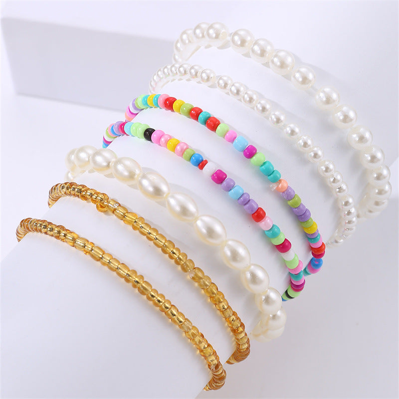 Braccialetto per bambini minimalista con perline di vetro a forma di foglia e inserti di perle e campanelli