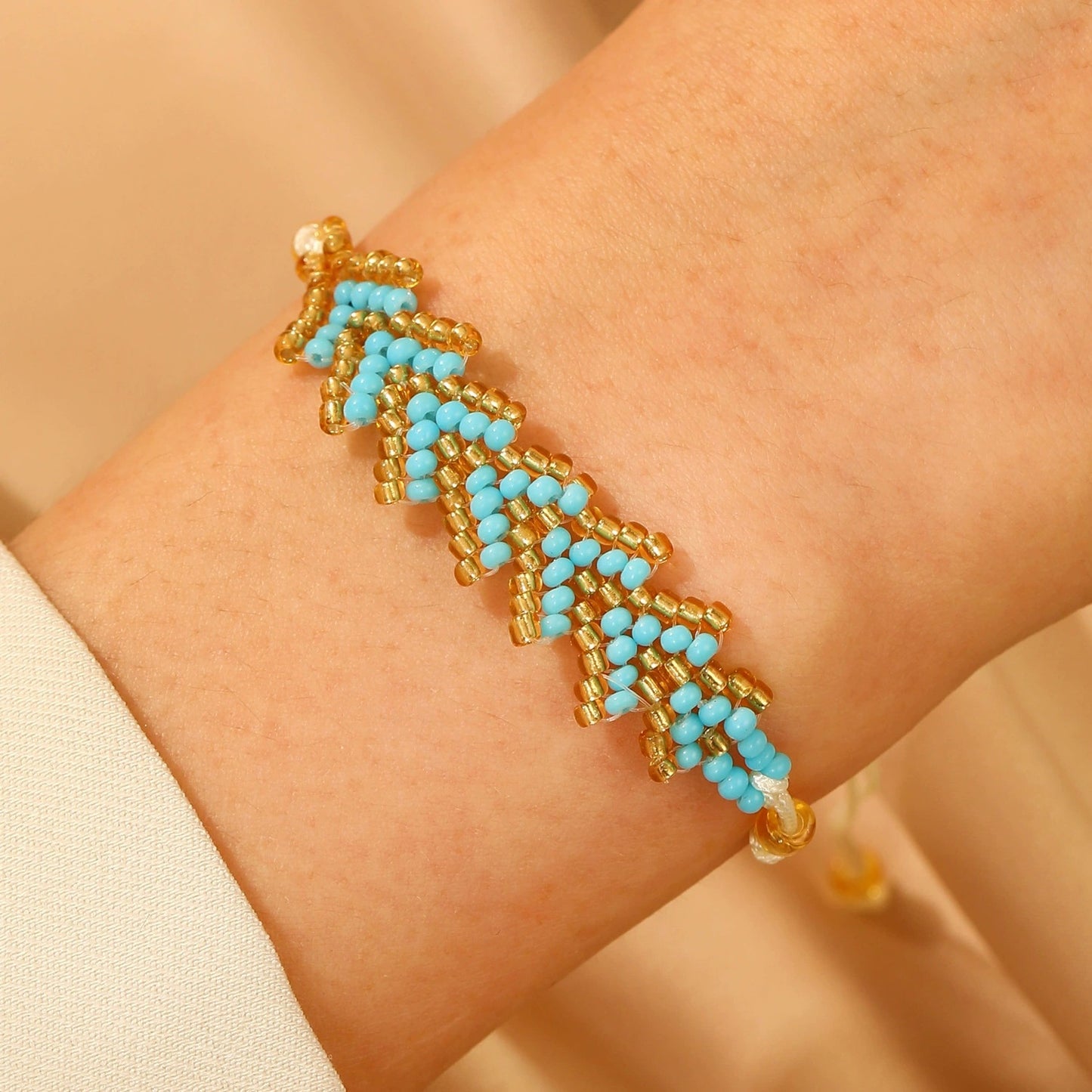 Bracciale Artigianale Bohemien Minimalista con Perline di Vetro a Forma di Freccia Geometrica