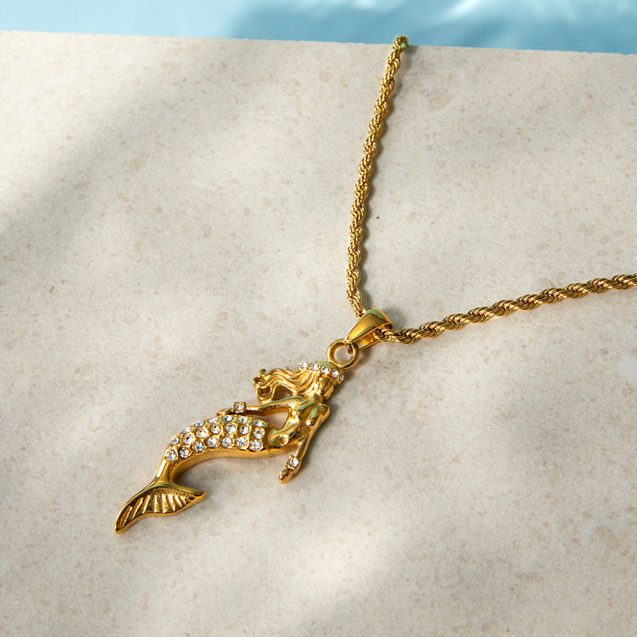 Elegante Collana Minimalista con Ciondolo a Sirena Geometrica con Intarsio di Zirconi, in Acciaio Inox Placcato PVD, per Donna