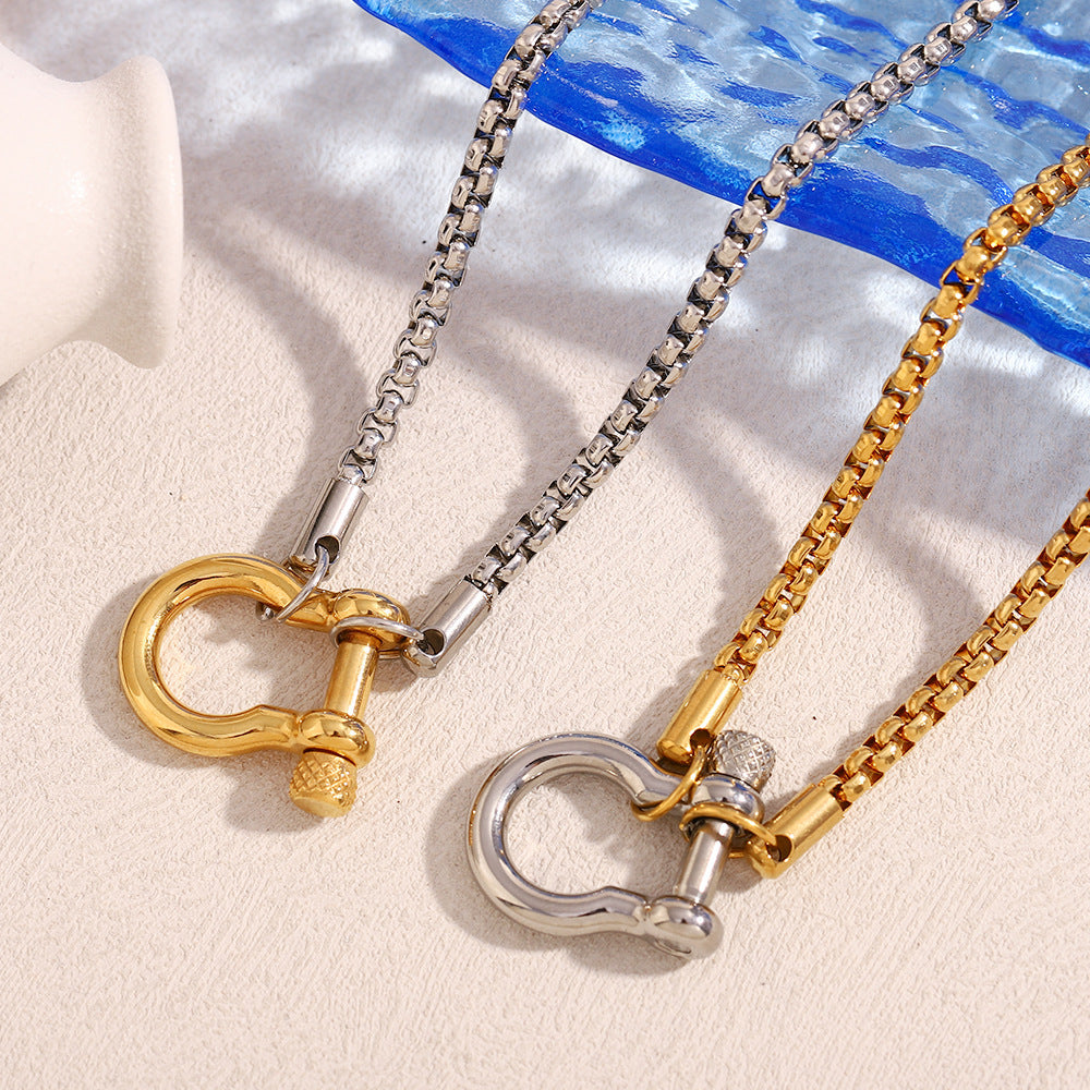 Collana con Pendente Geometrico alla Moda in Acciaio Inossidabile, Placcato Oro 18K e Chiusura a Perla Quadrata da Donna