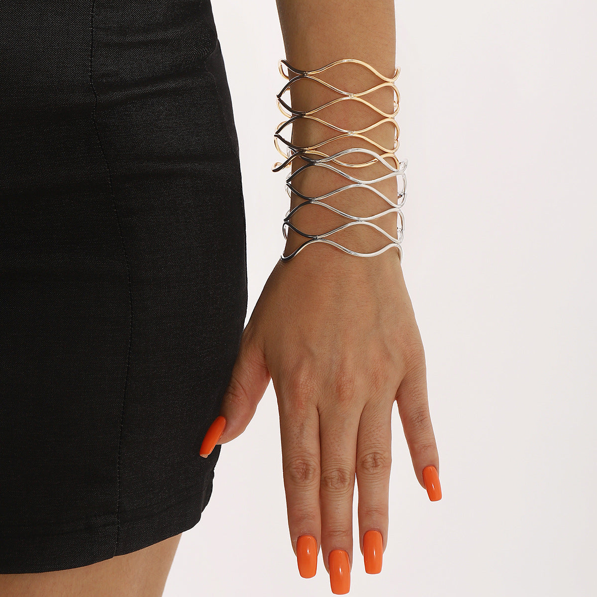 Pulsera de puño abierto geométrica, minimalista y moderna para mujer con textura de malla metálica y acabado galvanizado