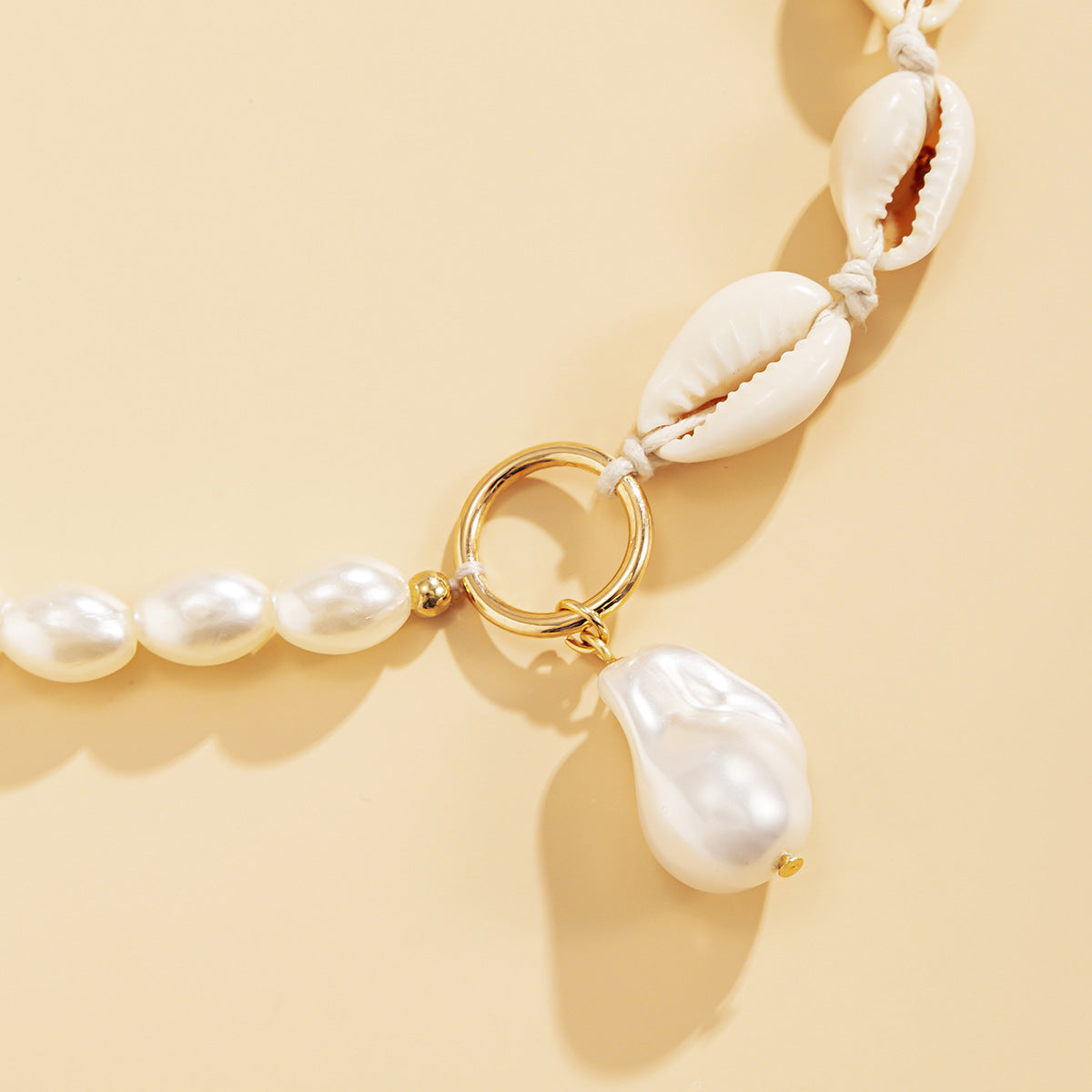 Collana con pendente a conchiglia geometrica in stile vacanza da donna con catena a sfere rotonde