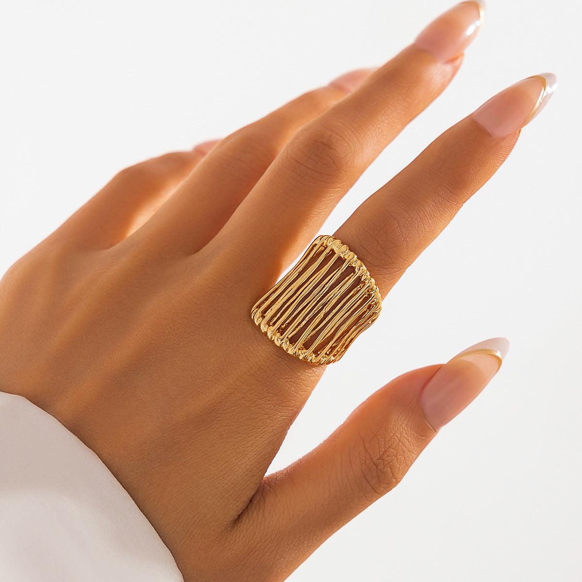 Anello Aperto Minimalista con Fiocco e Motivo Floreale, Fascia in Metallo Elettroplaccato e Dettagli in Perle Imitazione per Donna