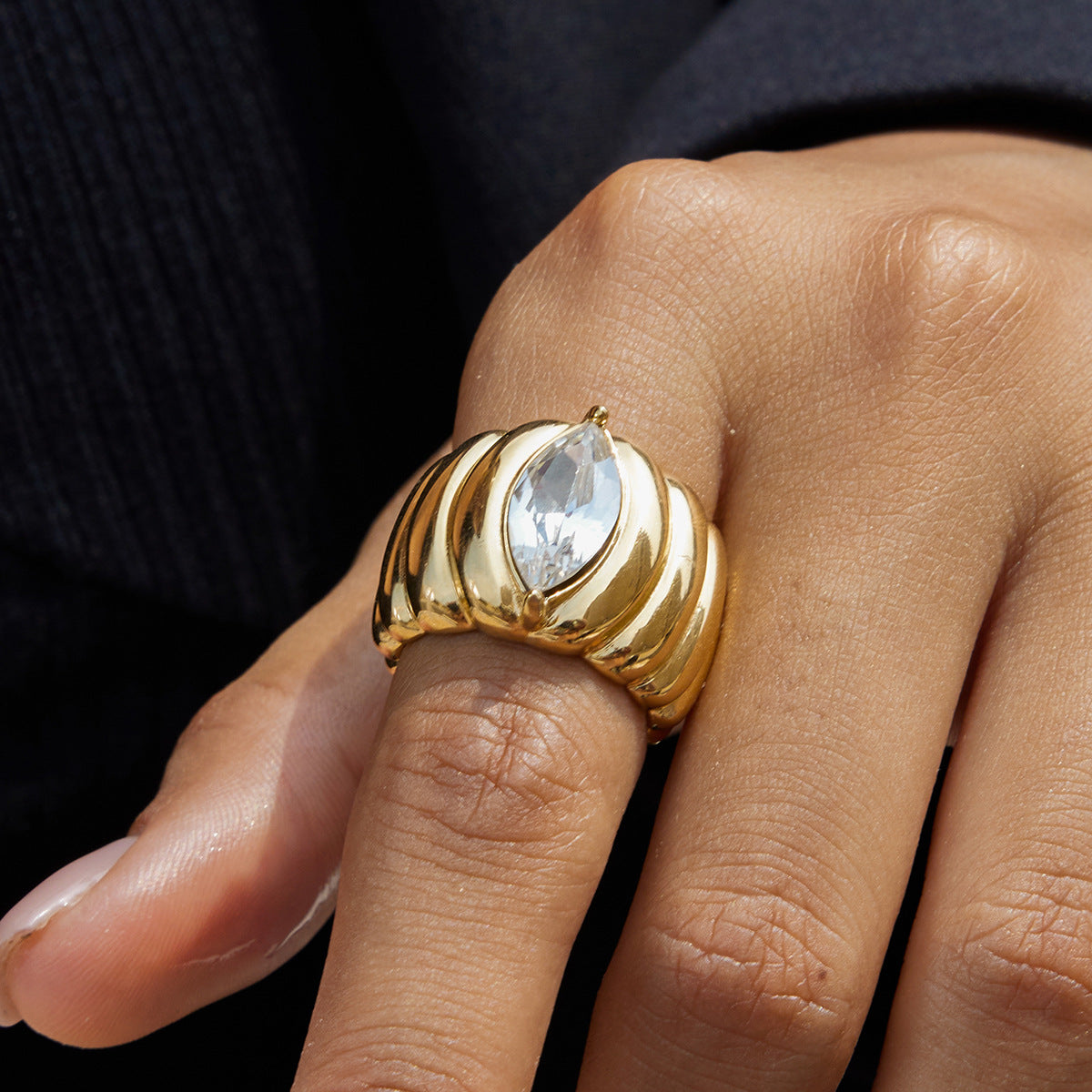 Anillo chapado de acero inoxidable geométrico con textura de diamantes de imitación para mujer, joyería de mano de lujo minimalista