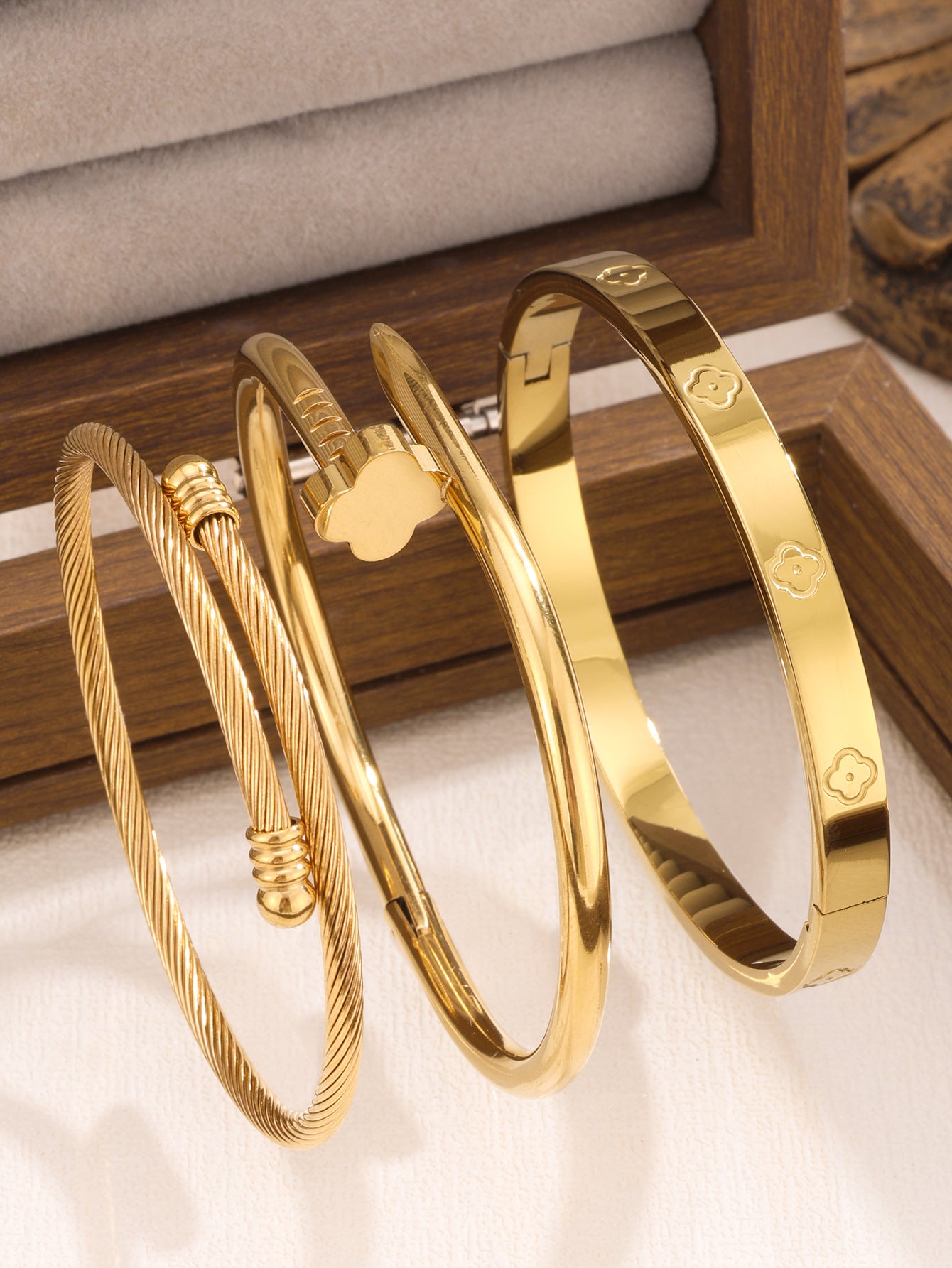 Juego de pulseras de acero inoxidable con trébol de cuatro hojas, incrustaciones de diamantes de imitación y chapado en oro al vacío de 18 quilates, estilo minimalista y a la moda