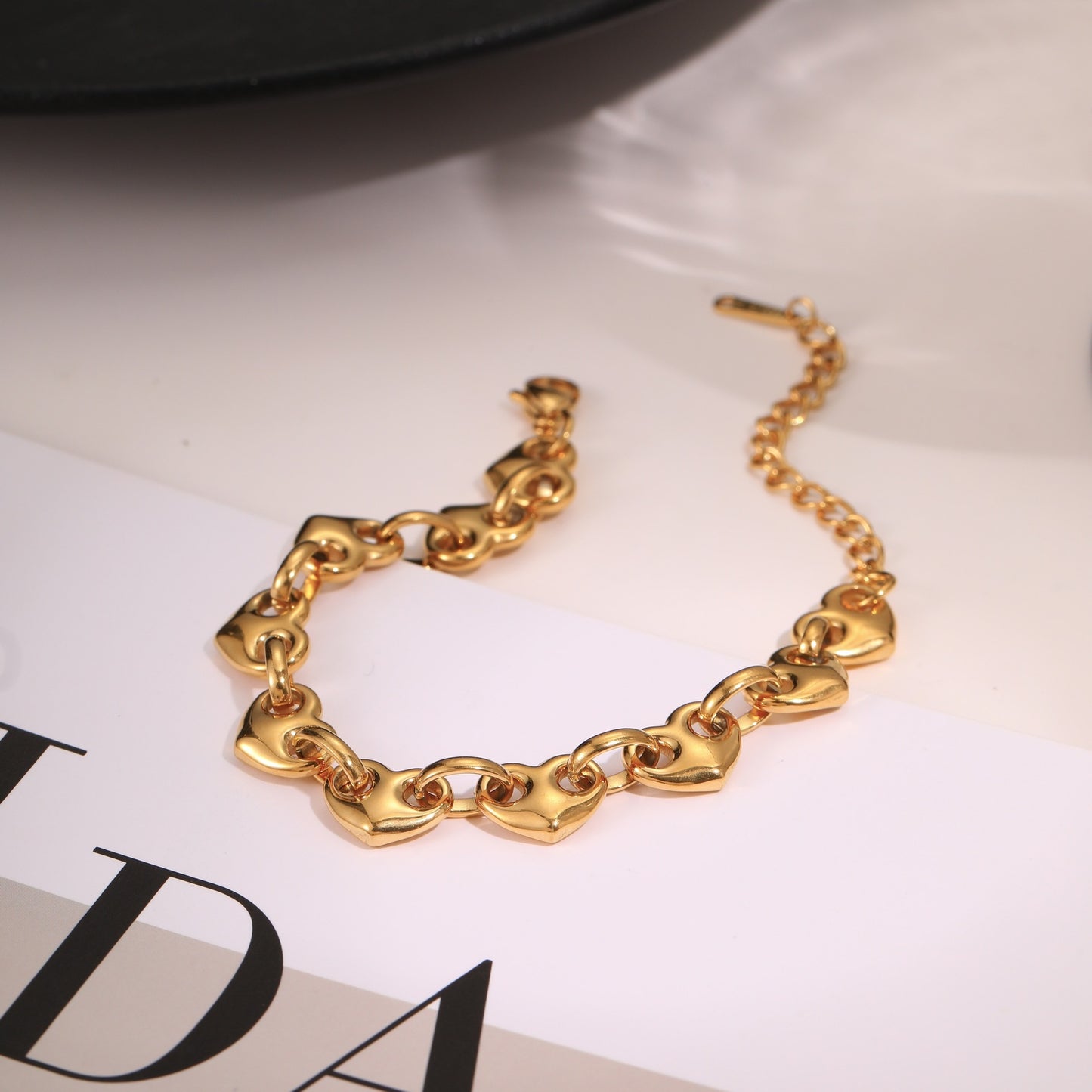 Bracciale da donna alla moda minimalista a forma di cuore in acciaio inossidabile con finitura placcata