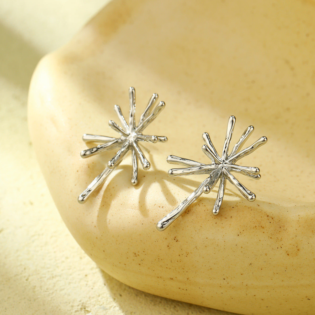 Elegantes pendientes de acero inoxidable de copo de nieve irregular para mujer con baño de oro de 18 quilates