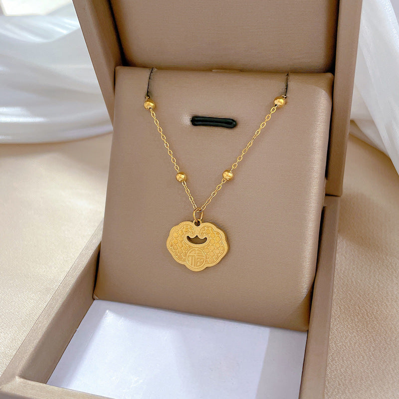 Collana con ciondolo minimalista in acciaio al titanio a forma di nuvola e carattere Fu, placcata oro, con delicata catena a clavicola, da donna