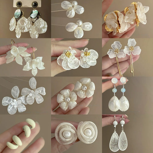 Pendientes de tuerca dulces, elegantes y florales de perlas para mujer con postes de plata de ley 925