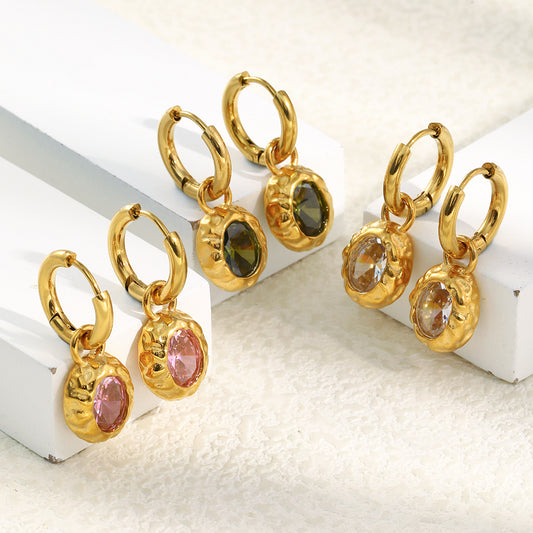 Aros para las orejas minimalistas de acero inoxidable ovalados con baño de oro de 18K y textura martillada, con pequeño acento de circonita