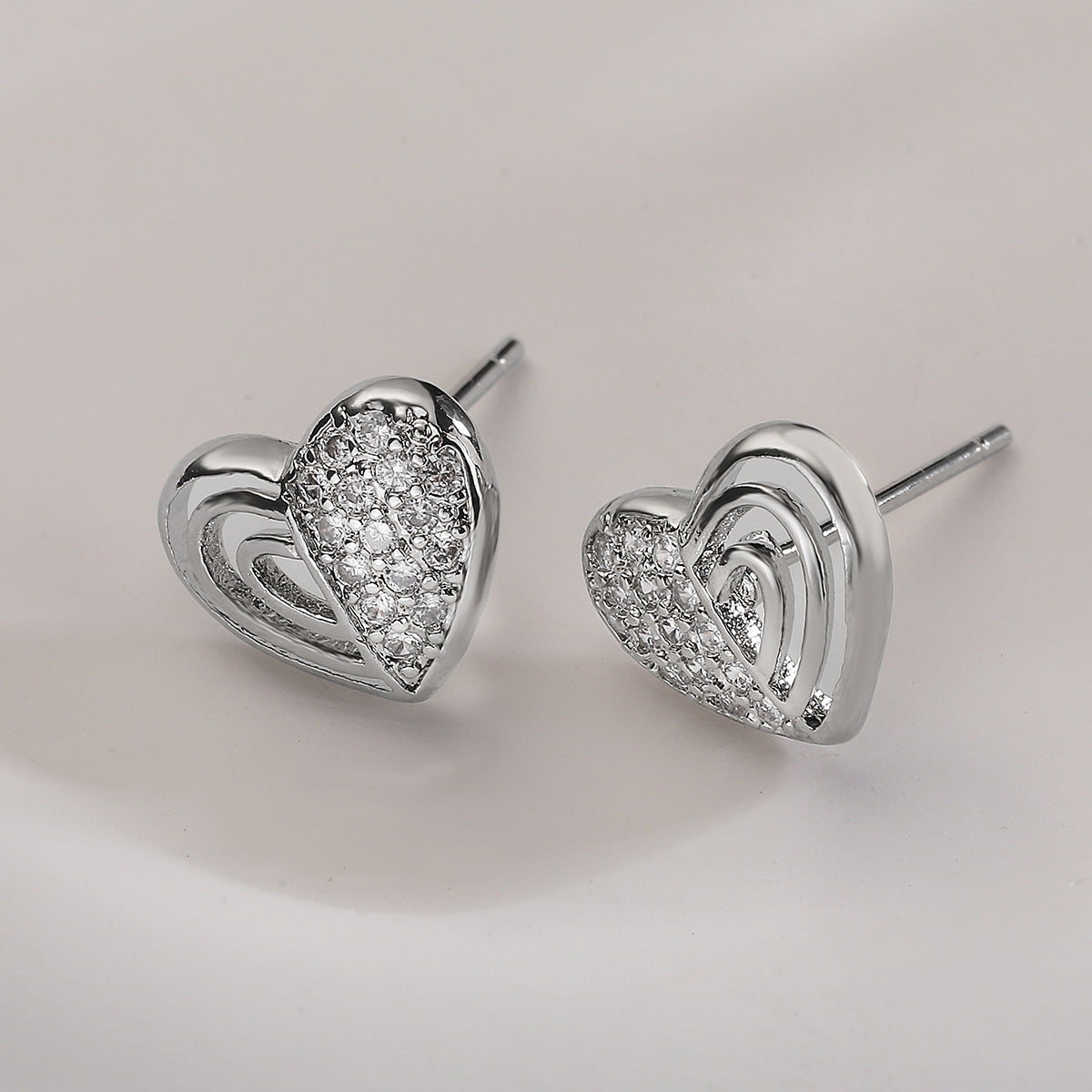 Orecchini a Cuore Minimalisti in Rame con Placcatura in Oro Vero e Intarsio di Zirconi da Donna