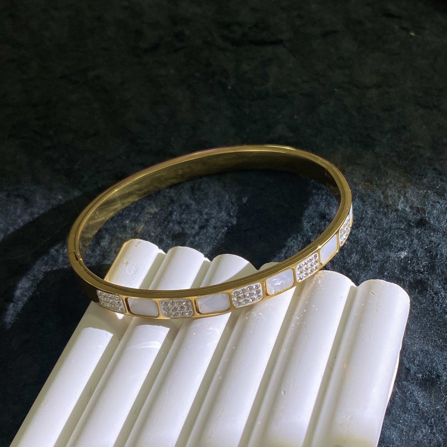 Luxury Minimalist Oval Geometric Rhinestone Mother of Pearl Plated Titanium Steel Bracelet