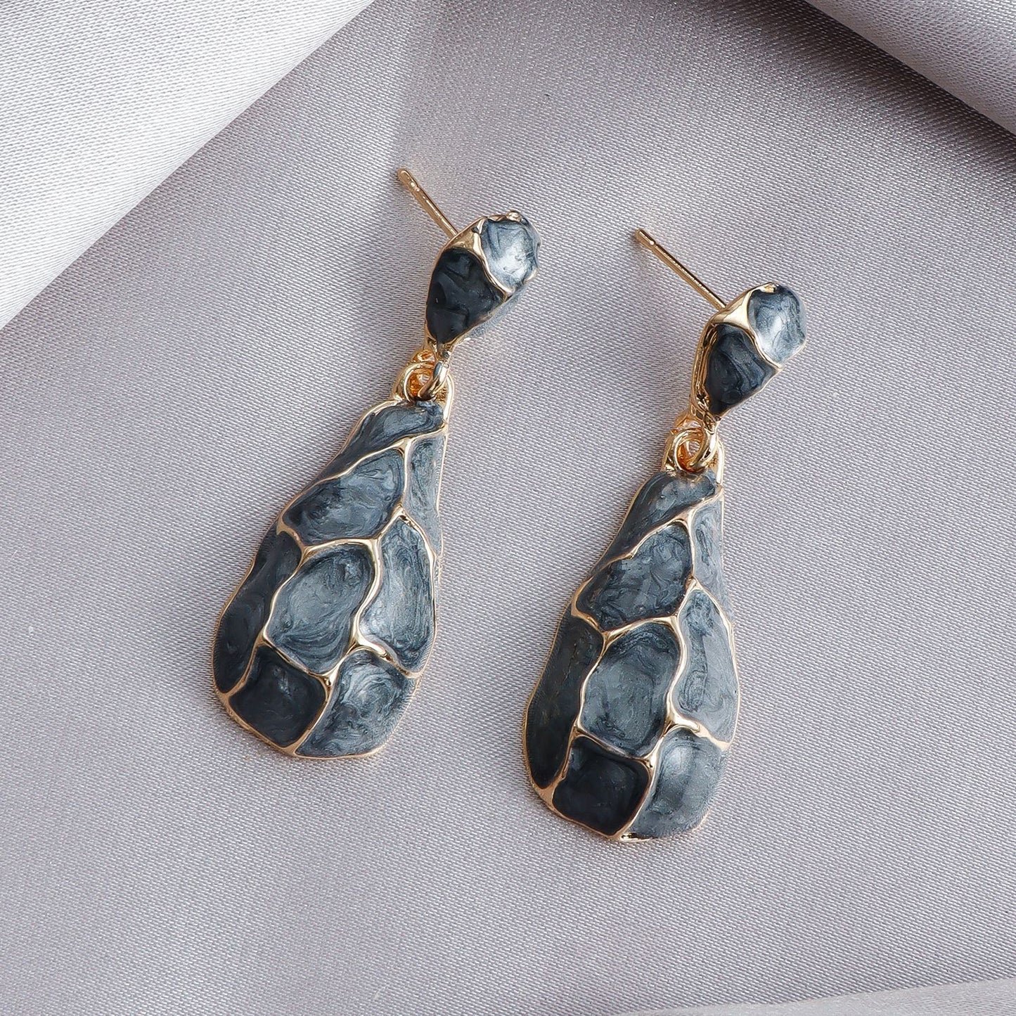 Pendientes colgantes geométricos de estilo francés vintage para mujer con acabado chapado y patrón inspirado en la naturaleza
