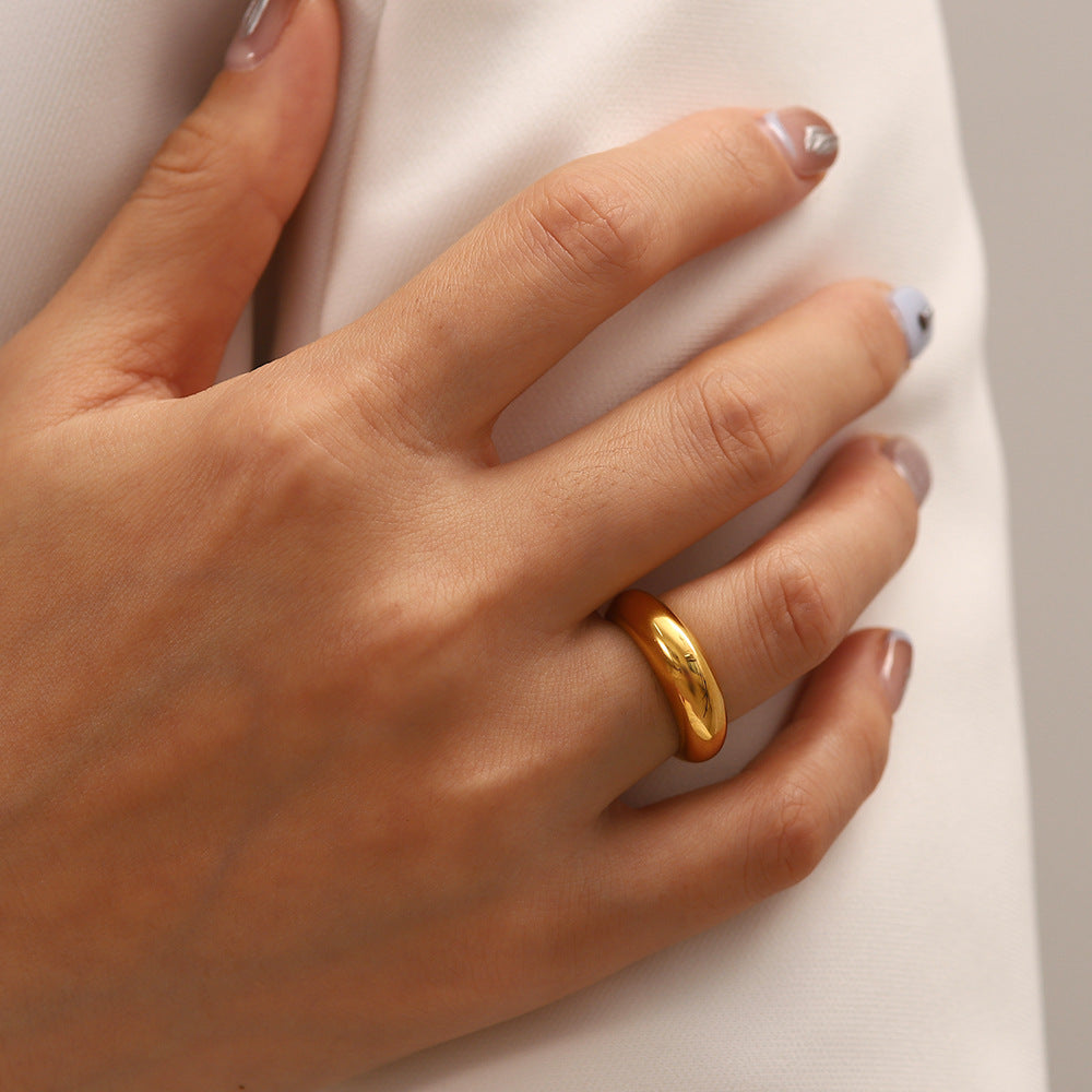 Anello da donna in acciaio al titanio geometrico minimalista con placcatura in oro 18 carati e superficie liscia a cupola