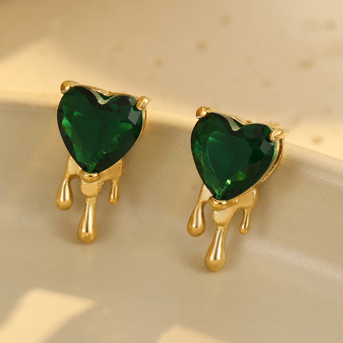 Pendientes de tuerca de circonita con forma de corazón de acero inoxidable con acabado chapado para mujer