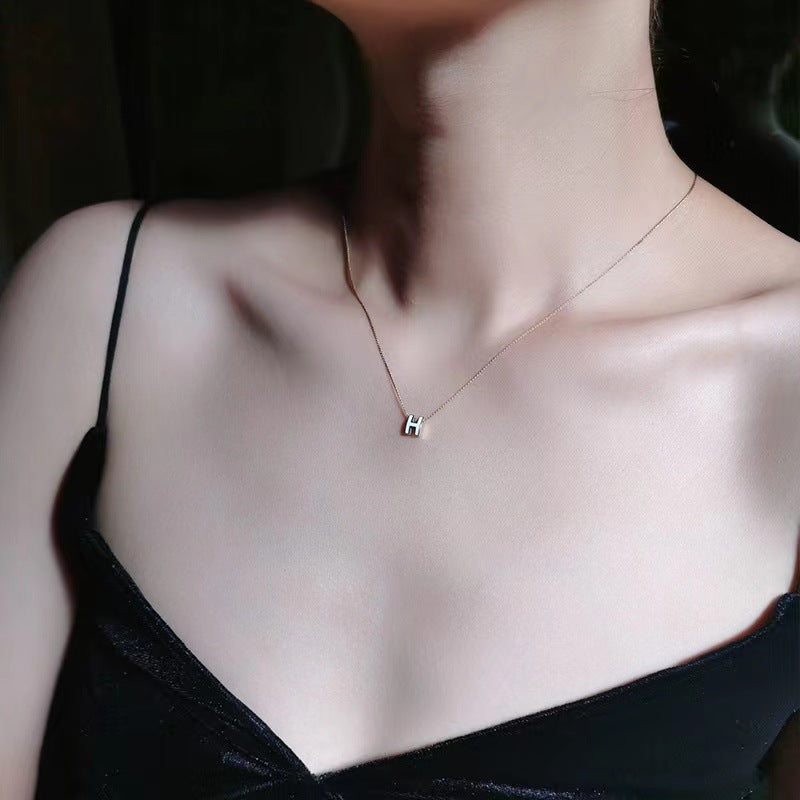 Collana pendente con lettera di lusso minimalista in acciaio al titanio placcato oro per donna