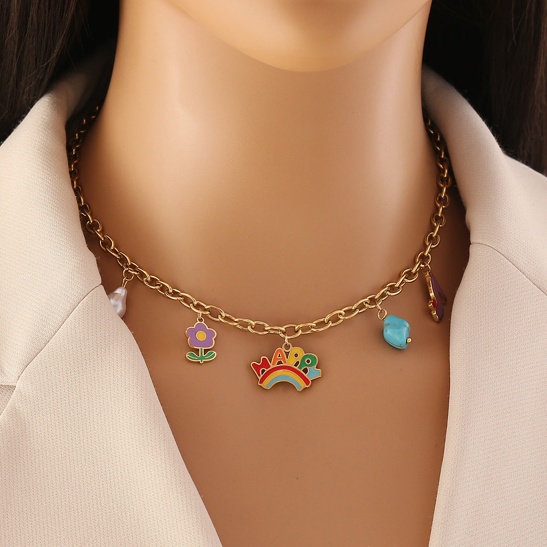 Collana con ciondolo in resina a forma di arcobaleno a cartone animato con accenti floreali turchesi e catena a serpente in acciaio inossidabile da donna