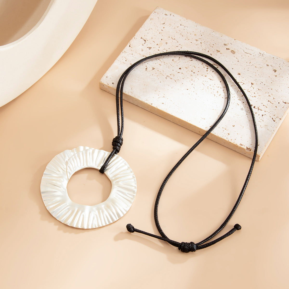 Elegant Geometric Teardrop Zinc Alloy Pendant Leather Cord Necklace for Women
