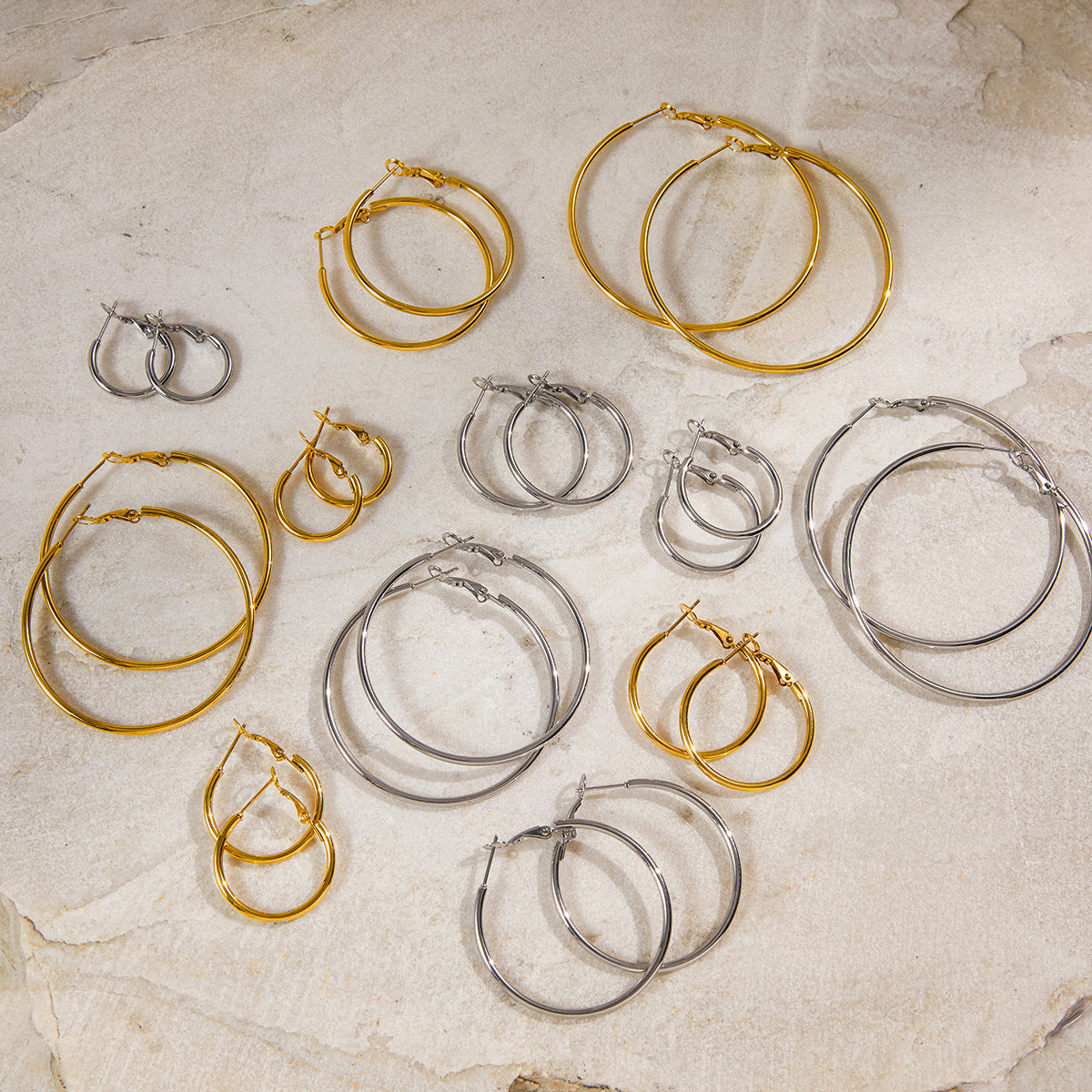 Orecchini a Cerchio Minimalisti Geometrici in Acciaio al Titanio da Donna con Finitura Placcata e Fili per Orecchini in Acciaio Inossidabile