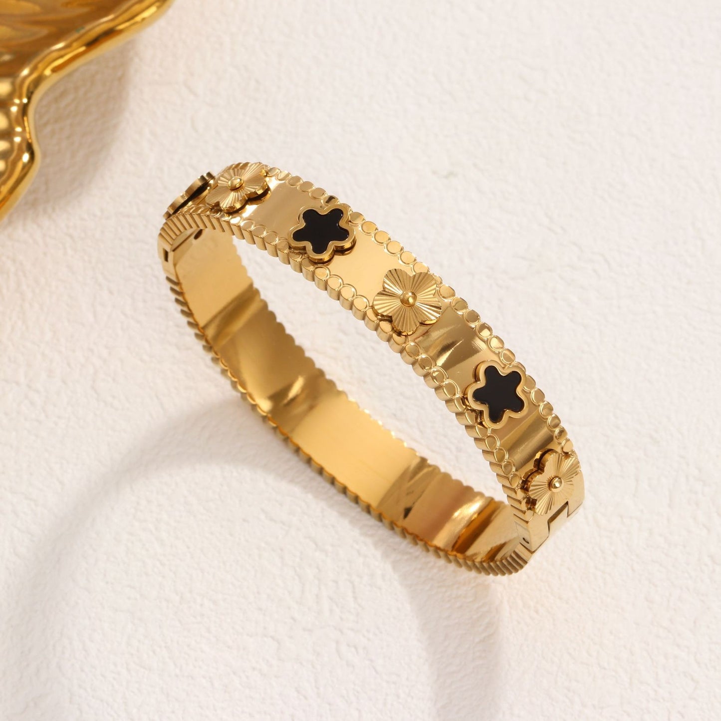 Bracciale Minimalista in Acciaio Inossidabile da Donna con Placcatura in Acciaio al Titanio e Intarsio di Strass a Forma Geometrica Ovale
