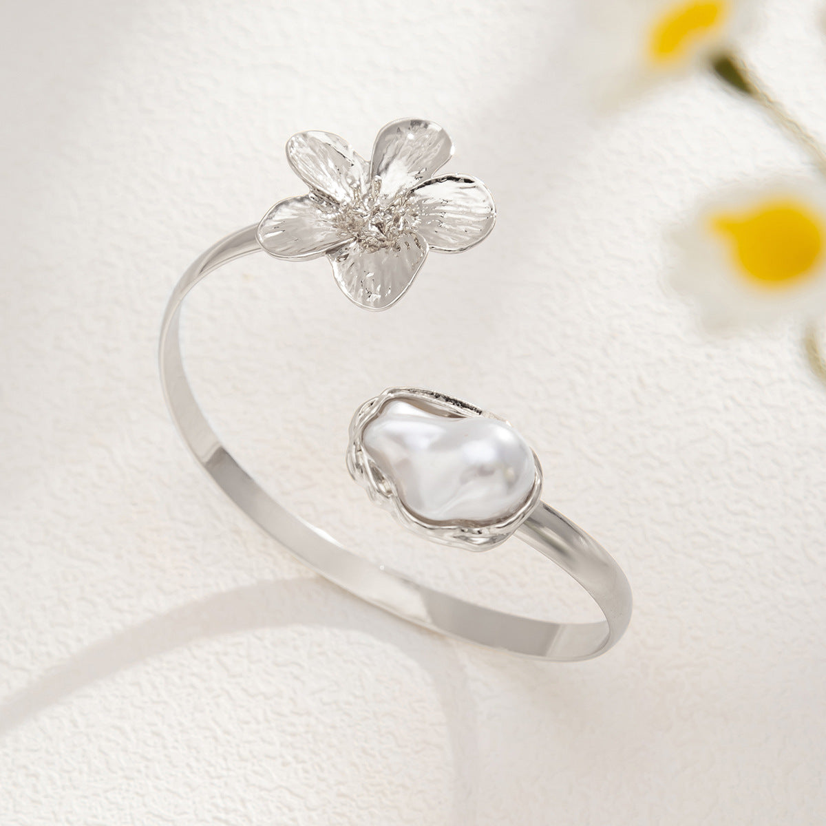 Bracciale da donna asimmetrico in metallo effetto vintage con design floreale d'ispirazione barocca e perle finte