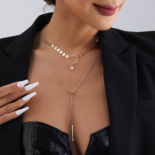 Collana da donna alla moda con ciondolo geometrico in metallo, charm a stella e dettagli sfrangiati