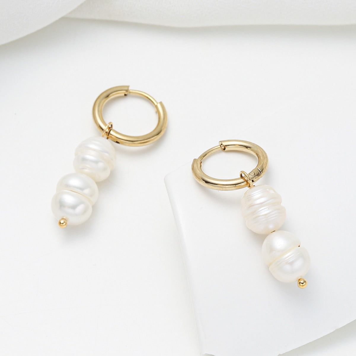 Pendientes minimalistas de aleación con forma de lágrima e incrustaciones de perlas para mujer