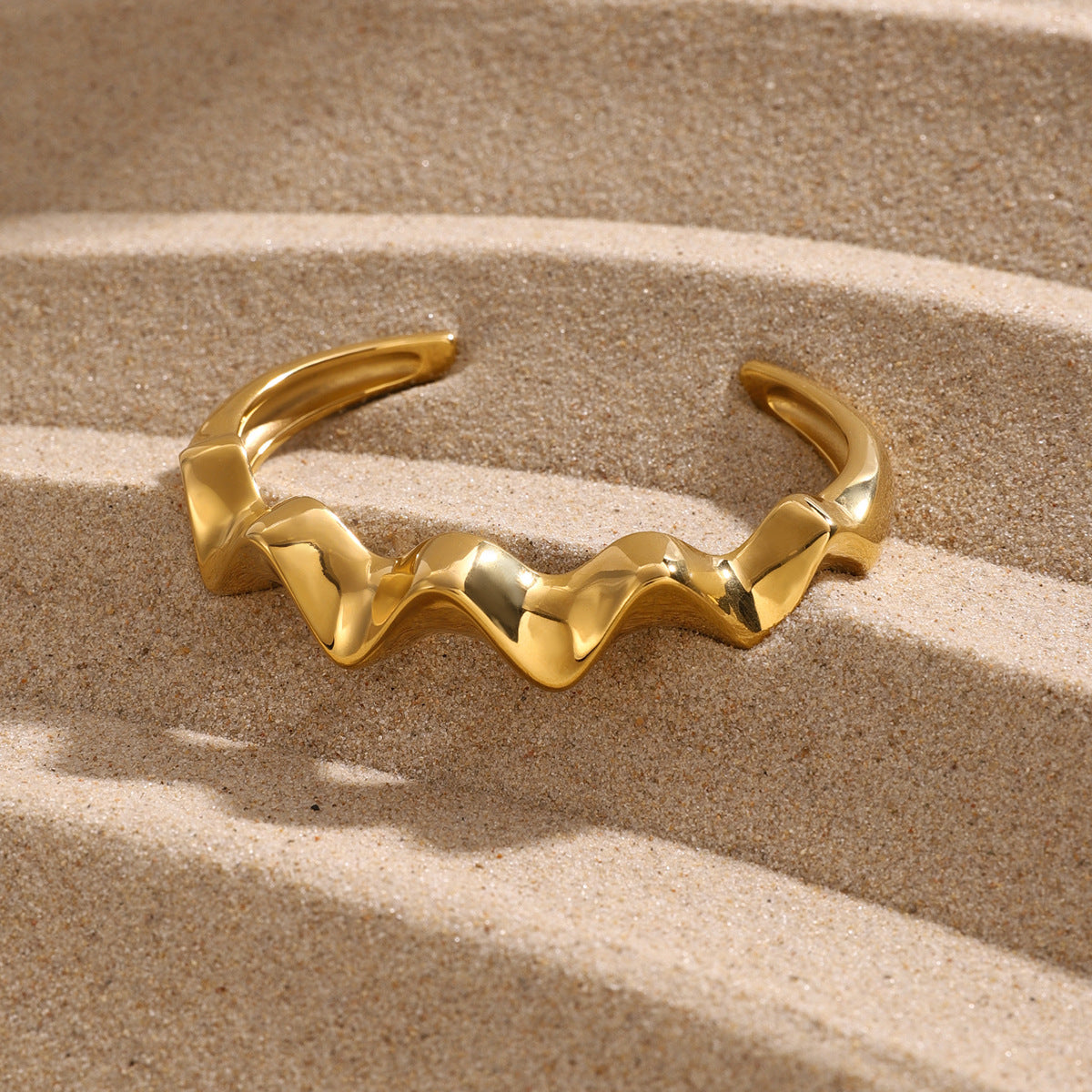 Bracciale aperto ondulato in acciaio inossidabile placcato oro 18K