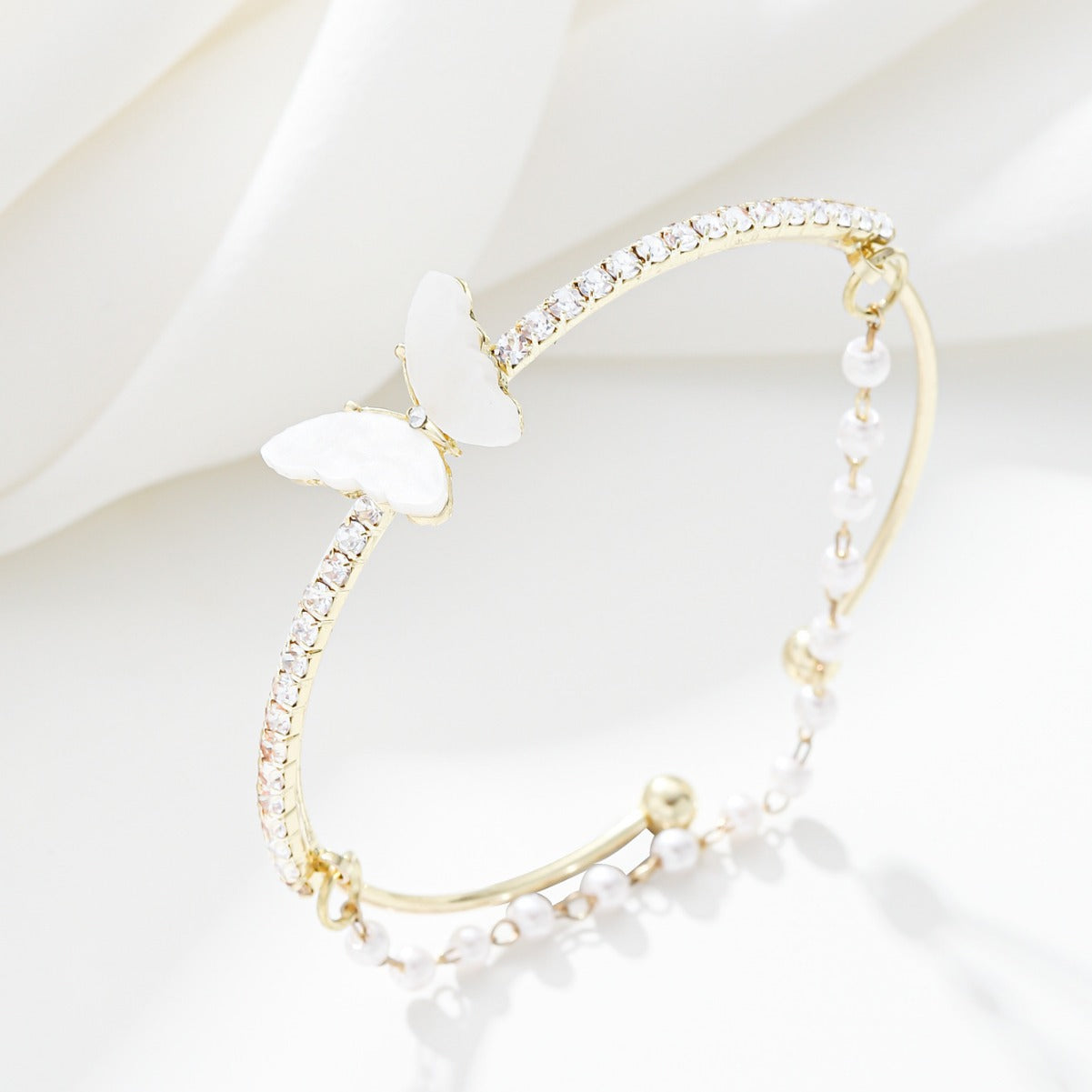 Bracciale da donna in lega a forma di farfalla con intarsi di strass e dettagli in perle, gioiello di moda minimalista