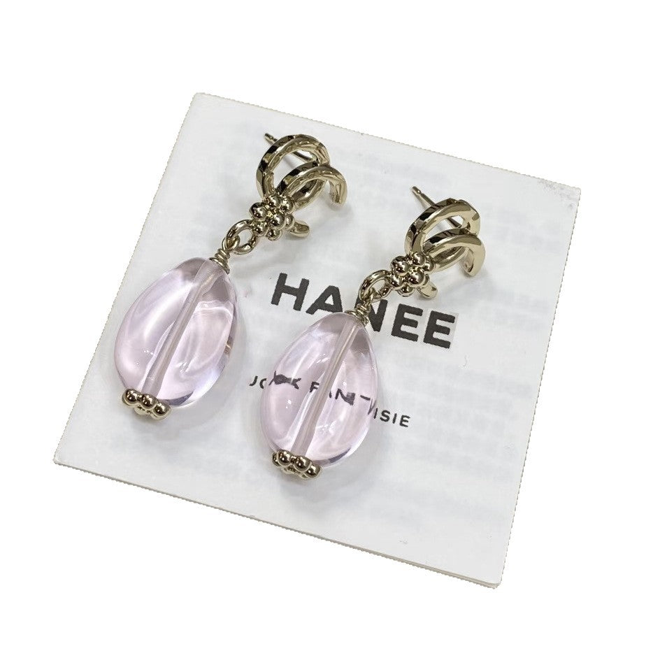 Pendientes de latón bañados en oro con letras florales dulces y elegantes y postes de plata de ley 925