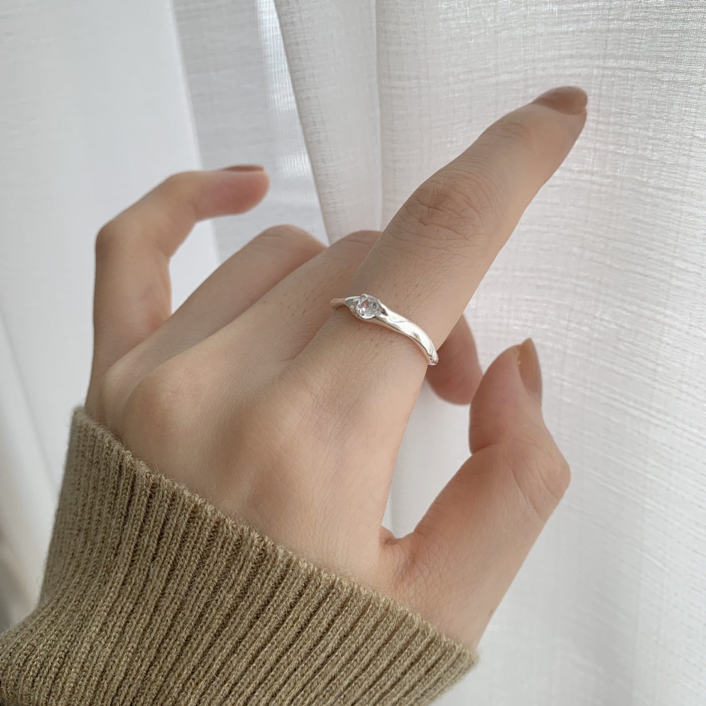 Anello in argento sterling S925 dalla forma irregolare in stile naturale con zirconi da donna, fascia con motivo floreale testurizzato