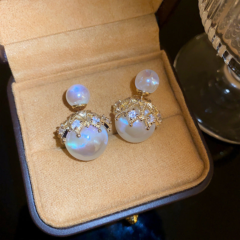 Elegantes pendientes florales de perlas con postes de plata chapados en oro para mujer