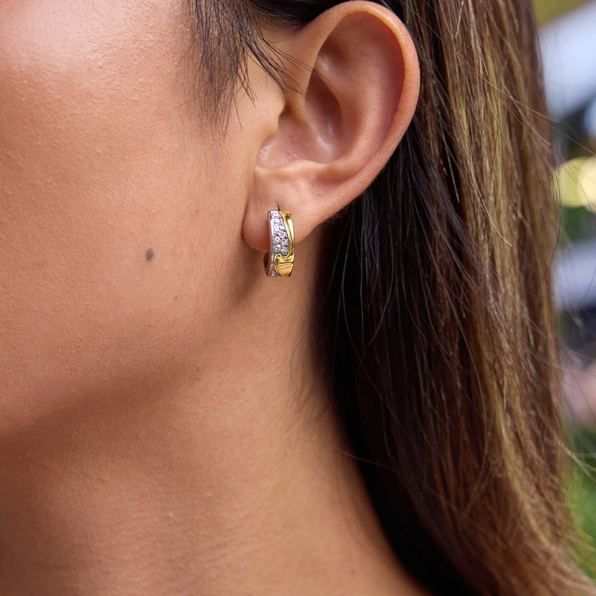 Pendientes de aro en C geométricos de acero inoxidable con detalles de diamantes de imitación para mujer con acabado chapado de aspecto minimalista de lujo