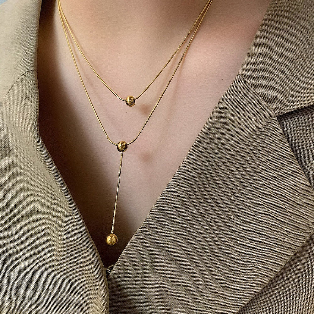 Collar minimalista de acero de titanio de dos capas con borla y cuentas redondas para mujer, estilo guardapelo con cadena de serpiente