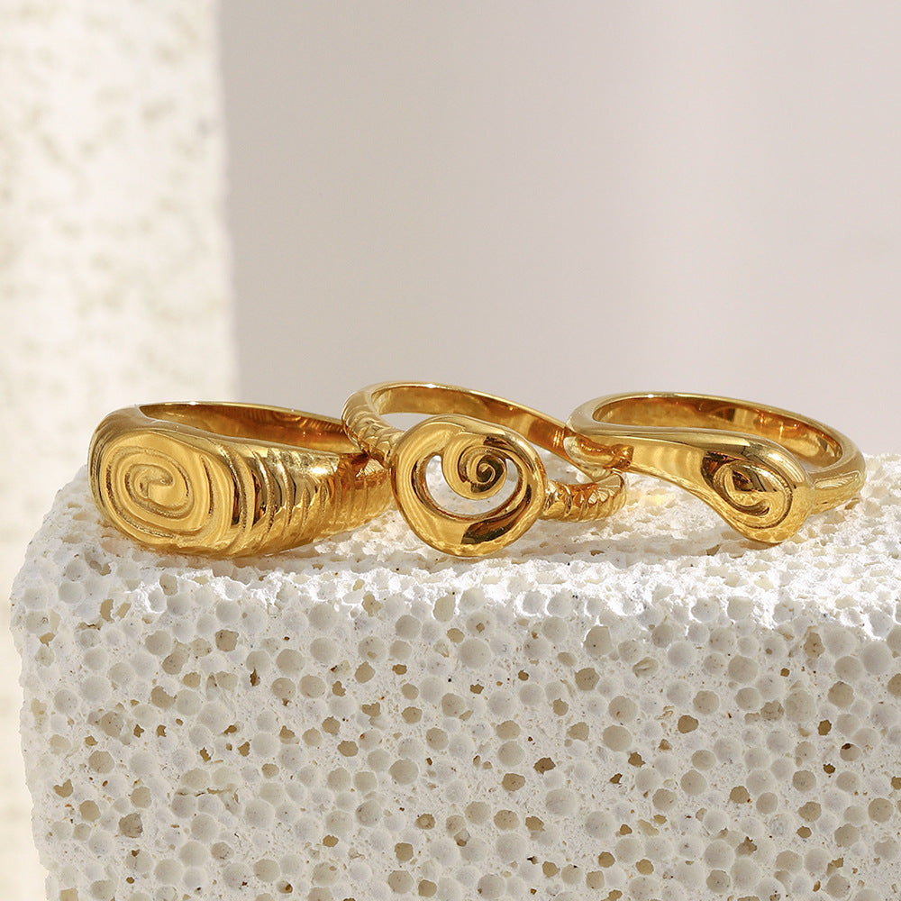 Anello da donna minimalista geometrico in acciaio inossidabile placcato oro 18 carati a testa di serpente con dettagli a impronta digitale