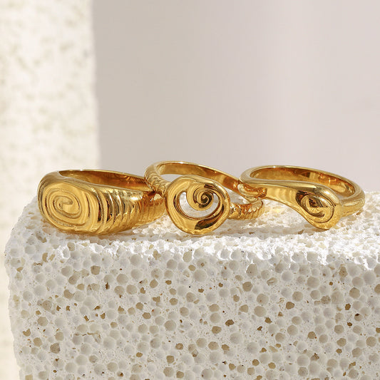 Anillo Minimalista Geométrico de Acero Inoxidable con Baño de Oro de 18K con Cabeza de Serpiente y Detalle de Huella Dactilar para Mujer