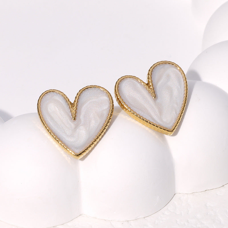 Orecchini a perno geometrici minimalisti in acciaio inossidabile placcati oro 18 carati, acciaio al titanio ipoallergenico, con accento a cuore, finitura elegante di lusso retrò