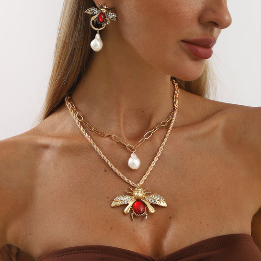 Orecchini da donna in lega di zinco a forma di insetto di ispirazione vintage con perle finte a goccia