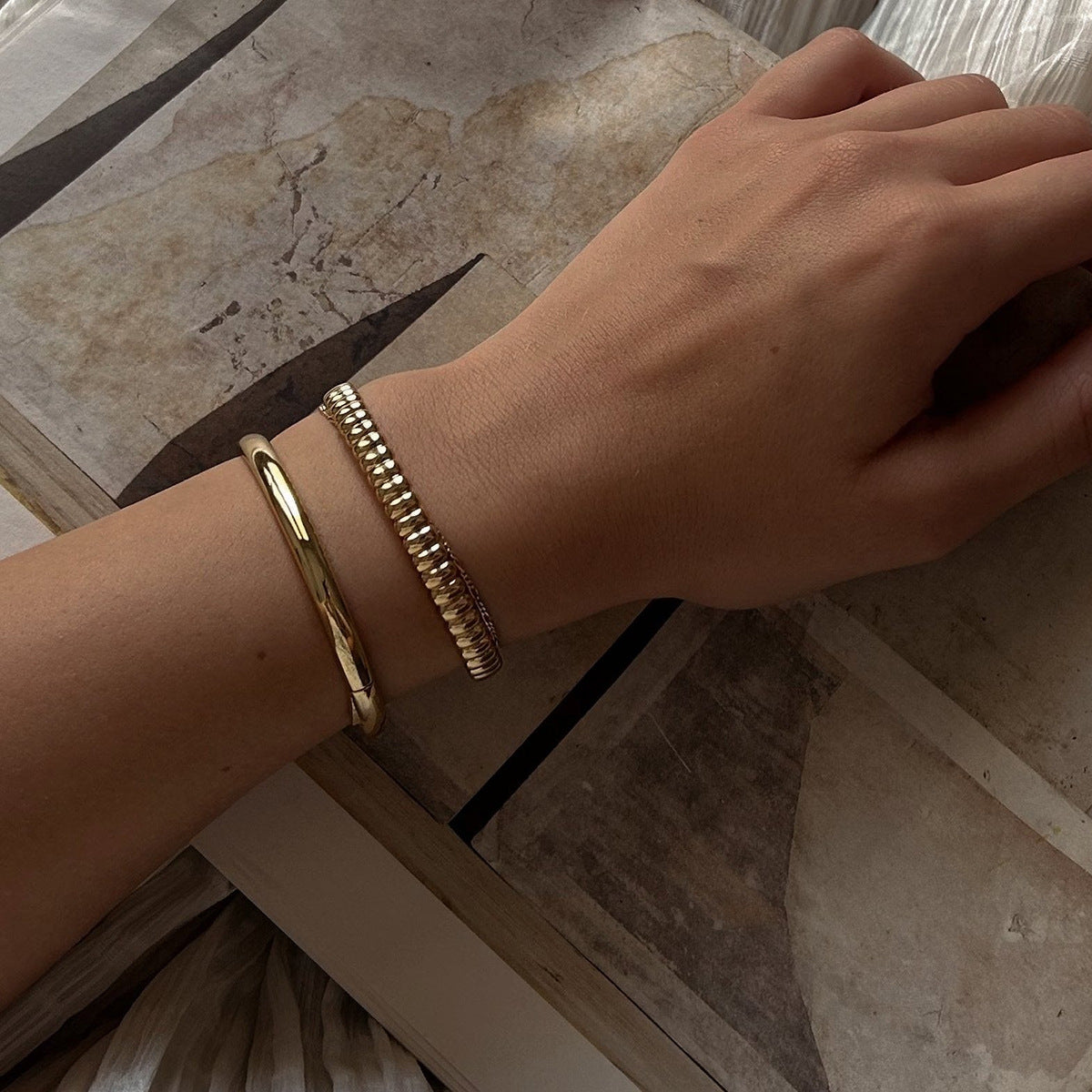 Bracciale ovale minimalista in acciaio inossidabile da donna con finitura placcata, gioiello di lusso