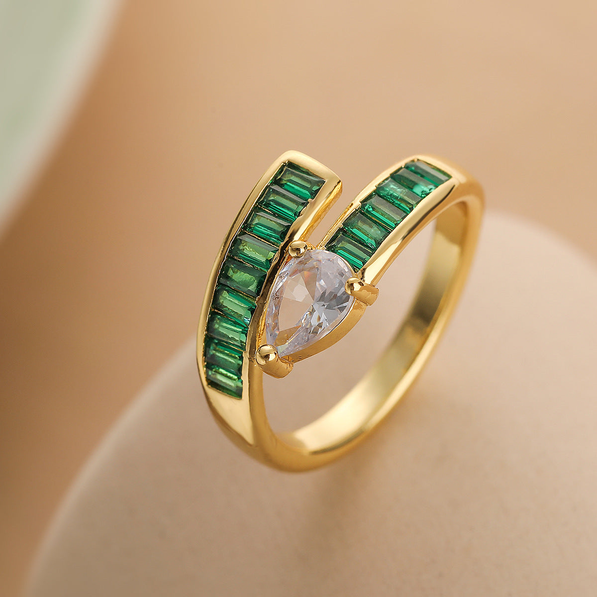 Anello da donna irregolare geometrico minimalista in rame placcato oro vero con intarsio di zirconi